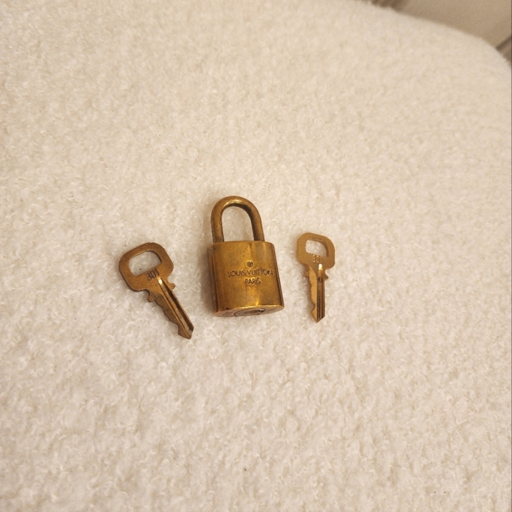 Louis Vuitton Lock & Key - Picture 2 of 3